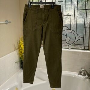Sanctuary Pants ankle crop NEW w /Tags . Army green